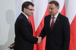 Pole minowe z kamieni milowych. Prezydent Duda wziął na siebie dużą odpowiedzialność