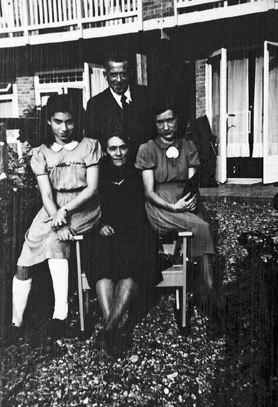 Selma (po prawej) z rodzicami i siostrą, Amsterdam, październik 1941 r.