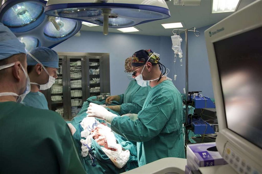 Niesamowita operacja w polskim szpitalu! Rak krtani pokonany. Drastyczne zdjęcia