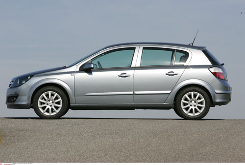 Opel Astra, VW Golf, Ford Focus - Czy to grzech być słabym i ubogim?