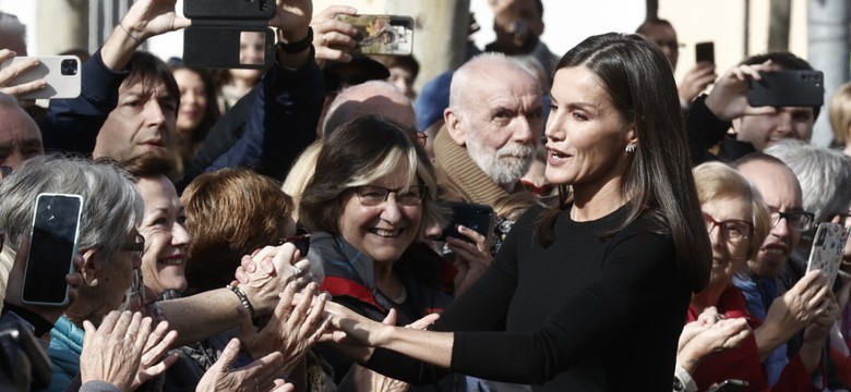 Królowa Letycja w spódnicy z ogromną... dziurą. Opinia publiczna zszokowana. FOTO