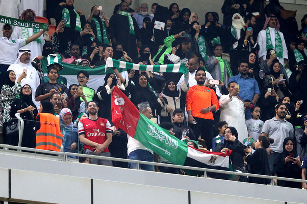 Saudyjskie rodziny na stadionie King Abdullah Sports City w mieście Dżedda podczas meczu pomiędzy Al Ahly i Al-Batin w 2018 r.