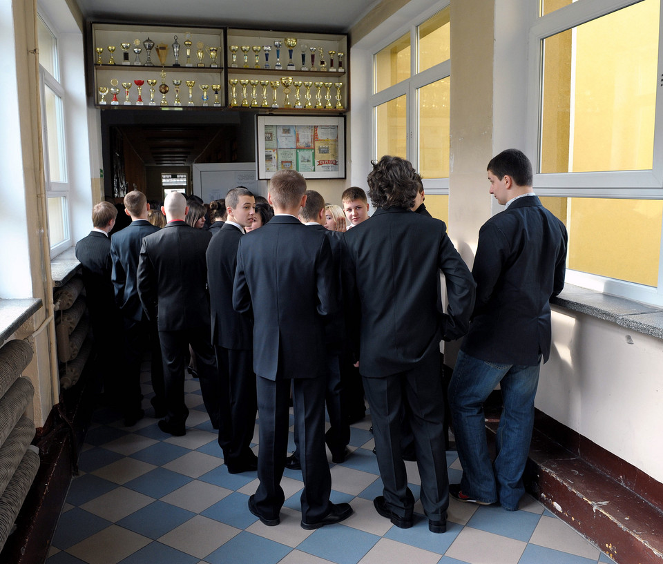 Gimnazjaliści przed egzaminem, fot. PAP/Darek Delmanowicz
