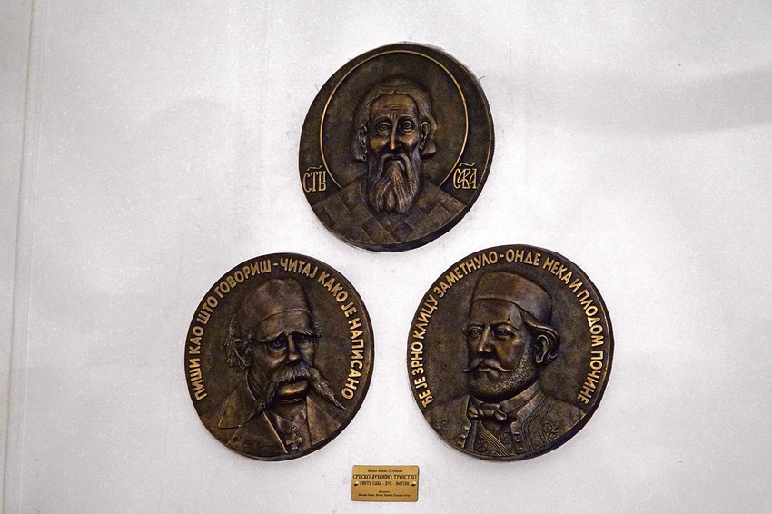 Autor reljefa u bronzi koji, kako je rečeno na svečanosti, simbolizuju srpsko duhovno trojstvo je vajar i pisac Mirko Mrkić Ostroški