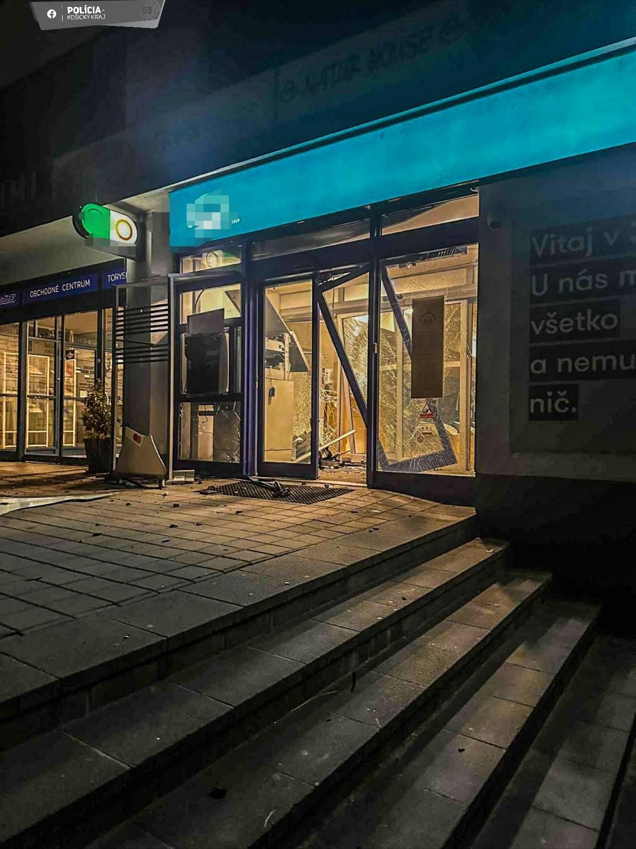 Polícia vyšetruje poškodenie vstupu do banky a bankomatu v Košiciach.