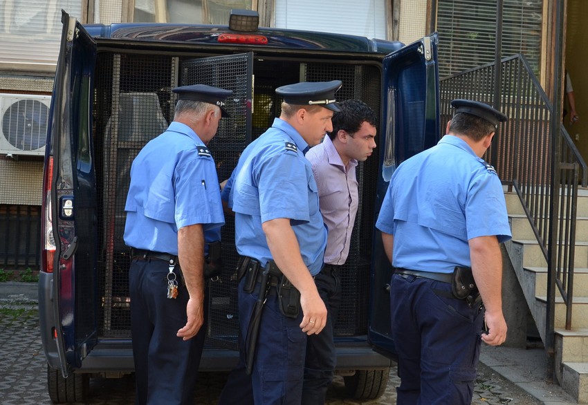 Policija sprovodi Darija Musića na suđenje u Novom Sadu. Kliknuti za uvećanje (+)