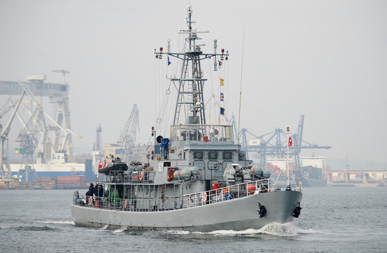 Na zdjęciu: Polski niszczyciel min ORP 'Mewa' (623) typu 206FM wypływa z portu wojennego w Gdyni. 
Dane taktyczno-techniczne  ORP 'Mewa': 
<br>- Wyporność standardowa – 426 t
<br>- Wyporność maksymalna – 550 t
<br>- Długość - 58,2m
<br>- Szerokość - 7,7m
<br>- Zanurzenie - 2,1m 
<br>- Prędkość - 17 węzłów
<br>- Zasięg - 2000 Mm
<br><br>fot. (aw/cat) PAP/Adam Warżawa