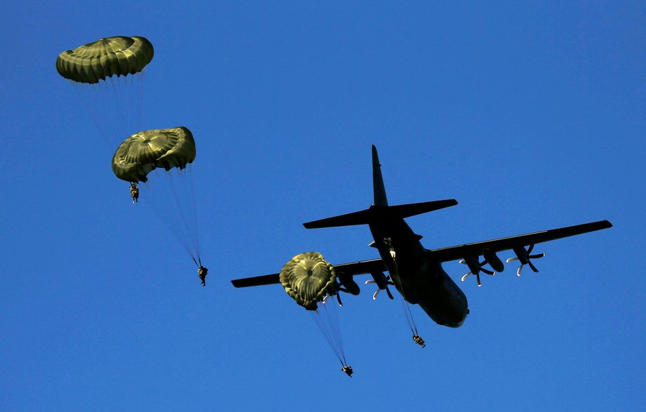 Brytyjscy spadochroniarze wyskakują z samolotu C-130 Hercules.