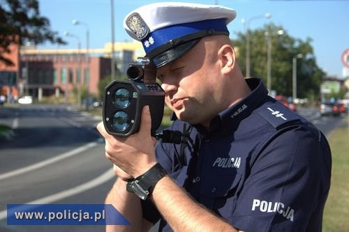 Policjant z miernikiem prędkości