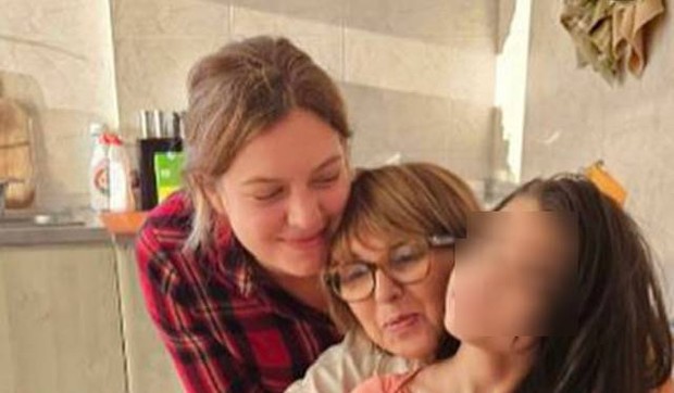 Bilja Krstić sa ćerkom i unukom