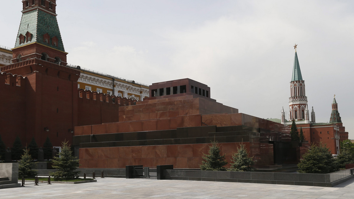 Według oficjalnych rosyjskich danych sławny budynek pod murami Kremla, gdzie nadal leży zabalsamowane ciało wodza radzieckiej rewolucji, zwiedza co roku o cztery piąte mniej ludzi, niż w czasach ZSRR. Większość Rosjan chce, by mauzoleum w ogóle zniknęło.