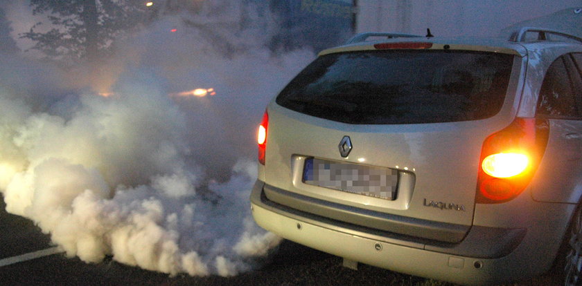 Poznaj auto po spalinach. Zobacz, co oznacza kolor dymu?