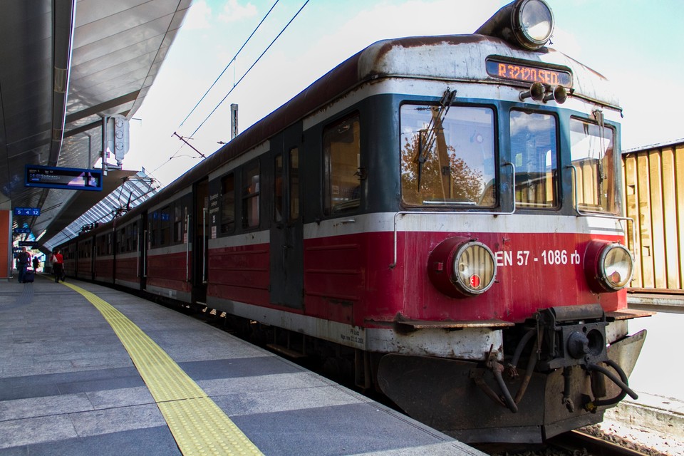 Zatrzymano pociąg, bo pasażerkę przestraszył modlący się muzułmanin