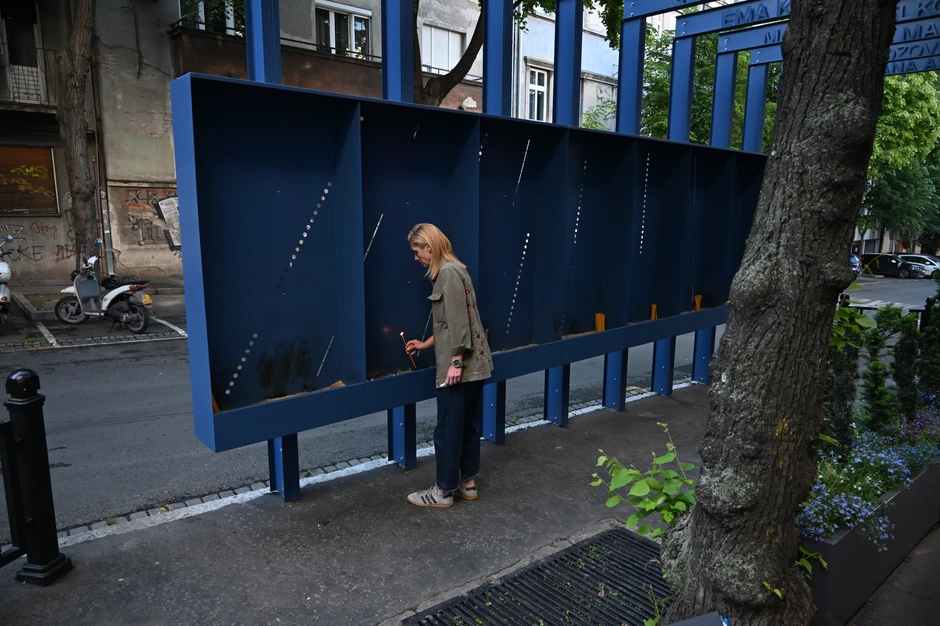 Građani odaju počast ispred OŠ "Vladislav Ribnikar"