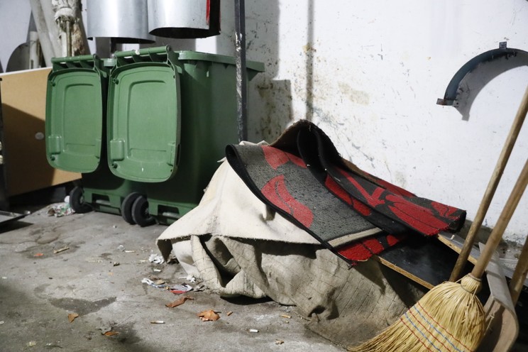 A tönkre tett lakásból a tulajdonos holmijainak maradékát kidobták a bérlők Fotó: Fuszek Gábor