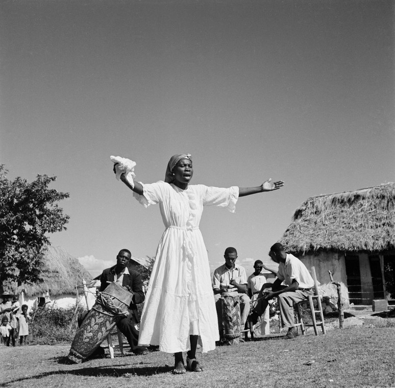  Widok na rytualną ceremonię prowadzoną przez Mambos (żeńską kapłankę Vodou) w tradycji Haitian Vodou na Haiti