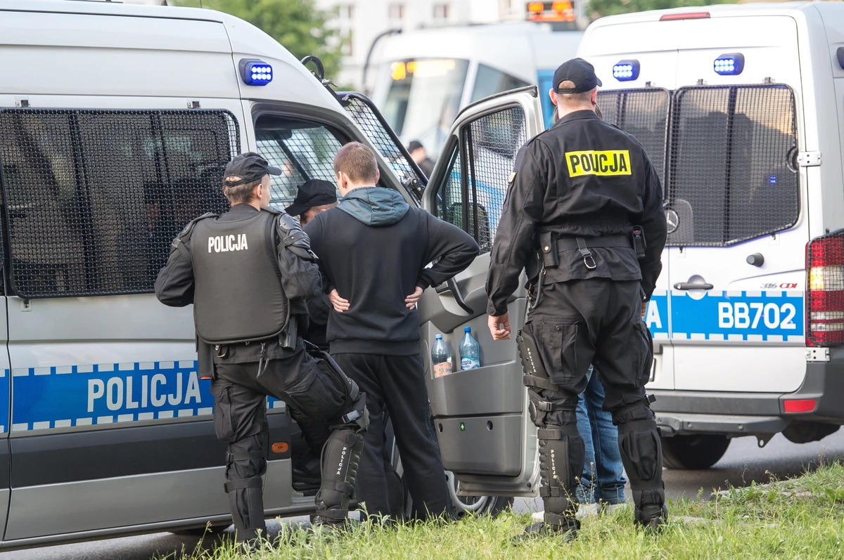  Skandaliczne zachowanie policjantów we Wrocławiu. Onet ujawnił nagranie z monitoringu