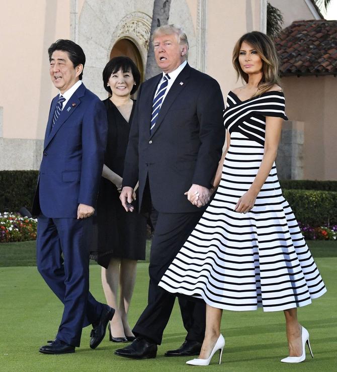 Fotografija prepuna utisaka: premijer Japana Šinzo Abe, njegova supruga Aki Abe, Melanija i Donald Tramp na Floridi