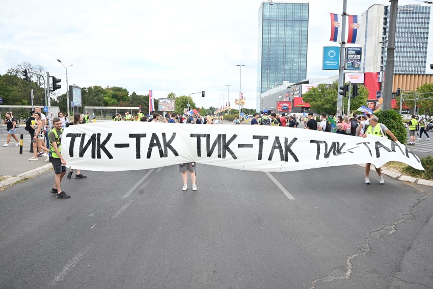 Studenti i građani idu ka centru grada