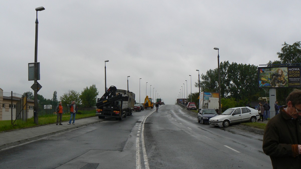 Barki do przewożenia piasku, zerwane przez wezbrany nurt Wisły zablokowały w środę stopień wodny Dąbie w Krakowie. Ruch samochodowy na moście biegnącym po stopniu został na kilka godzin wstrzymany.