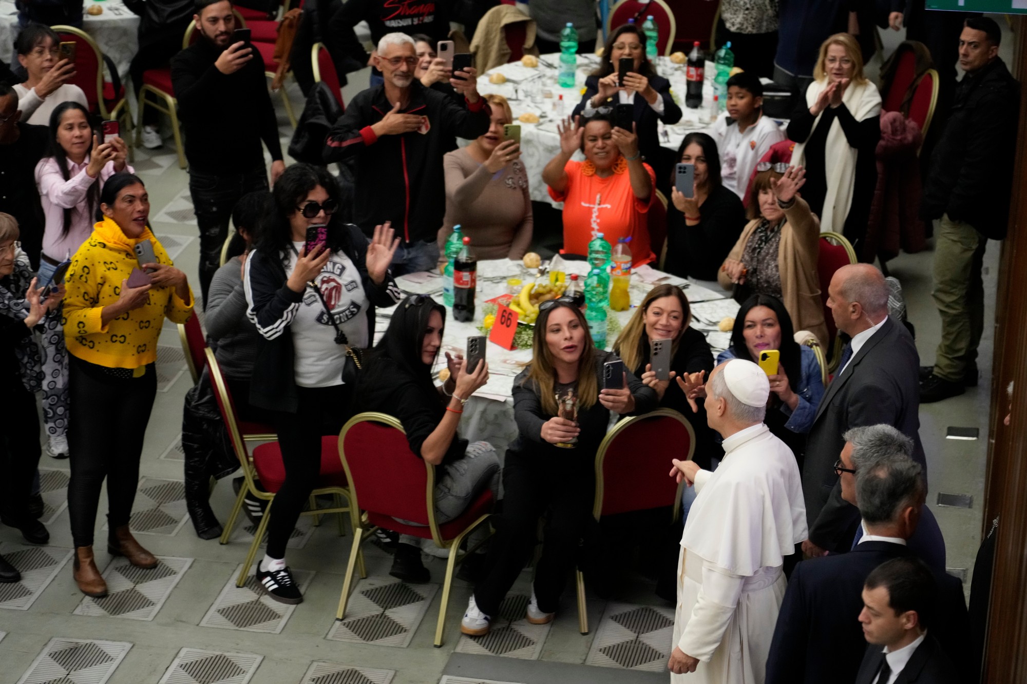 Pápež Lev XIV. na každoročnom obede pre chudobných vo vatikánskej aule Pavla VI. 