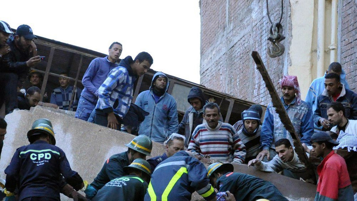 Co najmniej siedem osób zginęło, a 10 zostało rannych w niedzielę w wyniku zawalenia się budynku fabryki włókienniczej w drugim największym mieście Egiptu, Aleksandrii - poinformowała dzisiaj egipska państwowa agencja prasowa MENA.