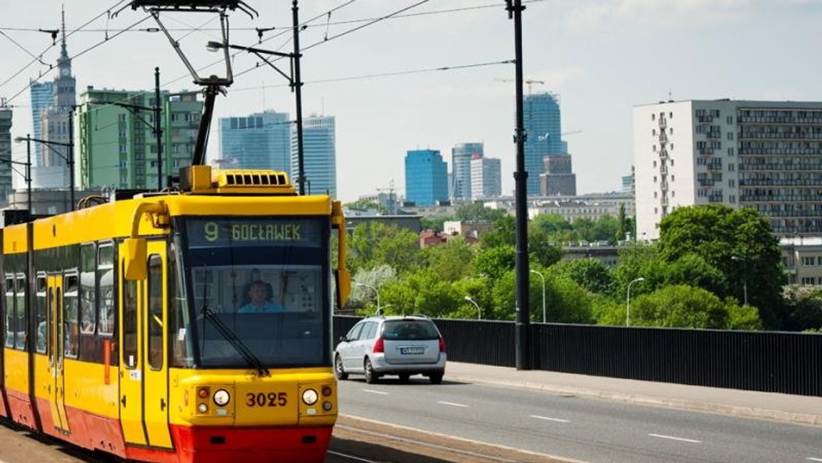 W godzinach szczytu będą podjeżdżały na przystanki częściej. Stołeczny Zarząd Transportu Miejskiego zwiększy liczbę tramwajów kursujących Al. Jerozolimskimi. Zmiany wchodzą w życie od najbliższego poniedziałku.