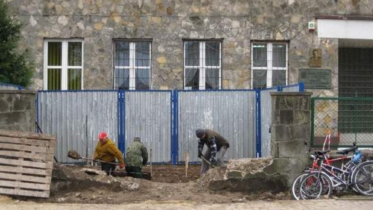 "Echo Dnia" Pod pomnikiem generała Mariana Langiewicza w Wąchocku prawdopodobnie będą dwa kamienie węgielne. Jeden jest sprzed prawie 10 lat, drugi współczesny.