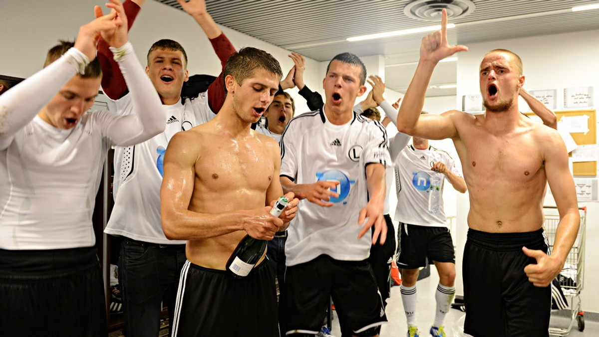 Młodzi piłkarze Legii Warszawa zostali mistrzami Młodej Ekstraklasy! W decydującym meczu pokonali Lechię Gdańsk 3:1, a ich rywal w walce o trofeum - Zagłębie Lubin - uległo Polonii Warszawa 0:3. (Fot. Mateusz Kostrzewa/Legia.com)