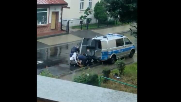 Zdjęcie z nagrania z interwencji policji w Lubinie