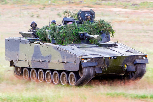 Szwedzki pojazd gąsienicowy CV9 - zdjęcie ilustracyjne
