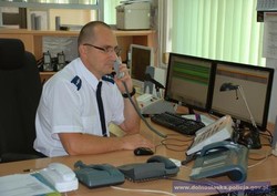 "Dziecko się sine robi!" Brawurowa akcja ratunkowa policjanta. NAGRANIE