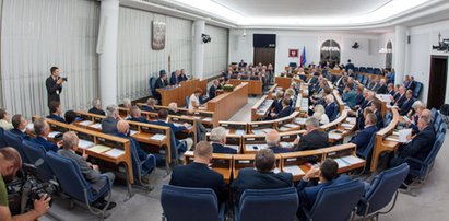 Senatorowie latają za miliony