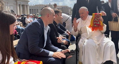 Kibice Jagiellonii podarowali Franciszkowi prezent. Wiadomo, jak papież zareagował