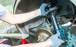 Kiedy trzeba wymienić amortyzatory? To kluczowy moment, nie przegap go