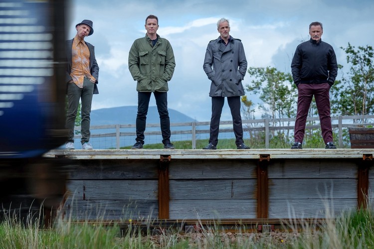 <strong>T2 Trainspotting, reż. Danny Boyle</strong>
<br><br>
Druga część kultowego filmu lat dziewięćdziesiątych XX wieku, dzięki której poznamy dalsze losy Marka Rentona (Ewan McGregor). Dowiemy się, czy rzeczywiście udało mu się wyrwać na dobre z brudnego, podziemnego życia Edynburga i heroinowego nałogu, przestępczego półświatka, w którym każdy czyn motywowany jest narkotykowym głodem.
<br><br>
[opis dystrybutora kino]
<br><br>
Data polskiej premiery: 3 marca 2017