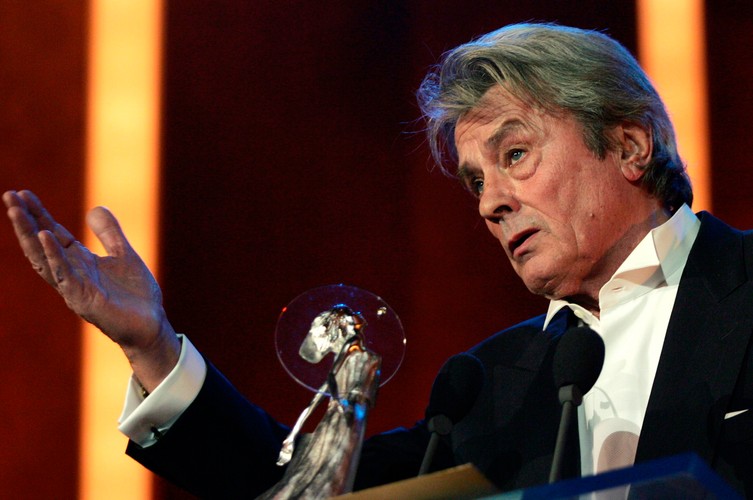 Syn Alaina Delona był zamieszany w posiadanie nielegalnej broni i kradzież BMW. Podobno Antony już się uspokoił...