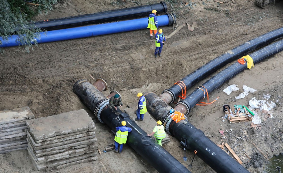 Układanie rurociągu zastępczego na moście pontonowym na Wiśle w Warszawie