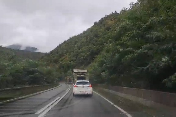 (VIDEO) JEZIV SNIMAK NA PUTU ZA ZLATIBOR Vozač iz Crne Gore pretiče čitavu kolonu vozila i to na mostu, na jednoj od NAJOPASNIJIH deonica!