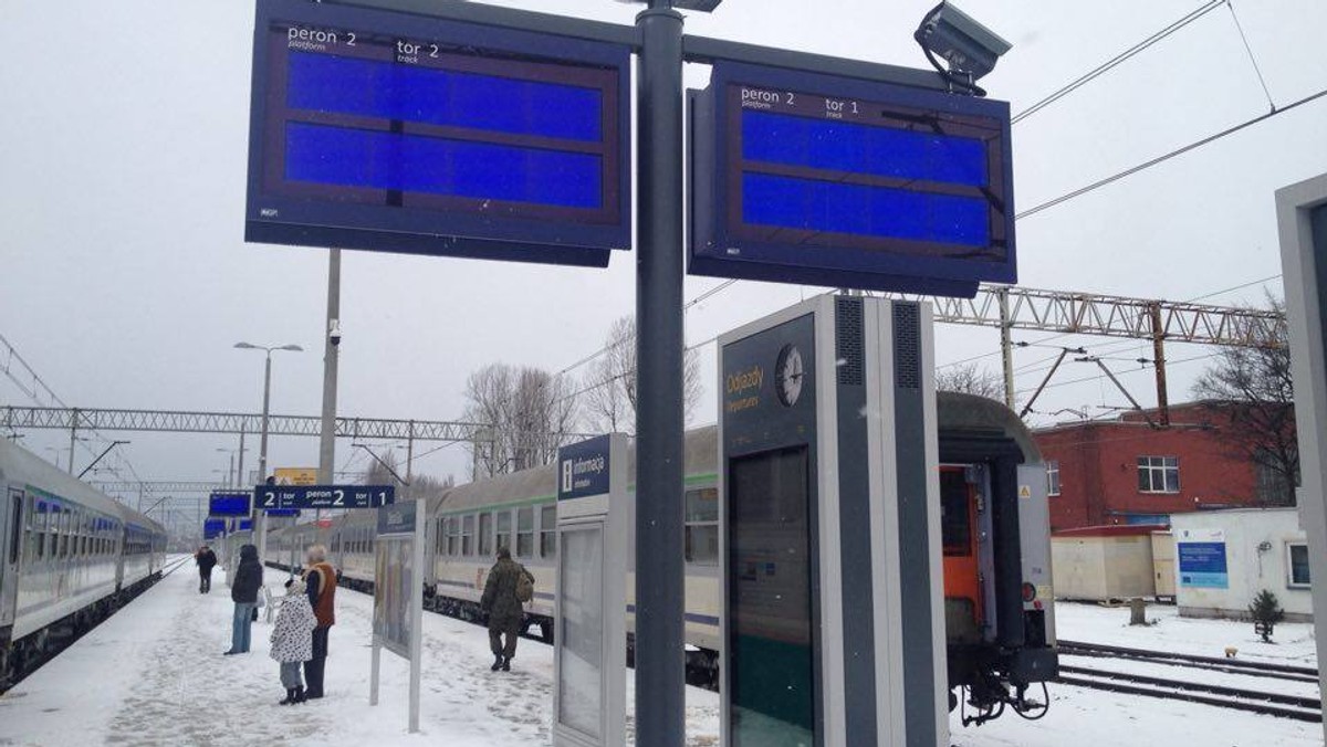 Choć od zakończenia remontu peronów dworca w Zielonej Górze minęło dobre dwa miesiące, to wciąż na nowych wyświetlaczach próżno znaleźć informacje o ruchu pociągów. - Realizujemy w Zielonej Górze pilotażowy program informacji, stąd prosimy o cierpliwość. W lutym powinno już wszystko działać - informuje Onet Mirosław Siemieniec, rzecznik Polskich Linii Kolejowych.