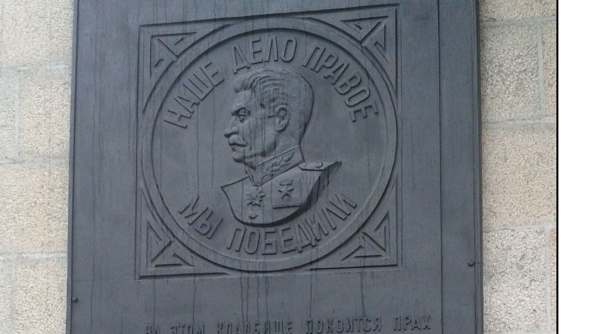 Na cmentarzu żołnierzy radzieckich w Cybince wciąż znajduje się płaskorzeźba z wizerunkiem Józefa Stalina i napisem "Nasza sprawa jest słuszna. Zwyciężyliśmy". O usunięcie tablicy apelują intelektualiści związani z dwumiesięcznikiem "Nowa Europa Wschodnia". Taką próbę podjęto również kilka lat temu, ale wówczas władze gminy uznały tablicę za... atrakcję turystyczną.