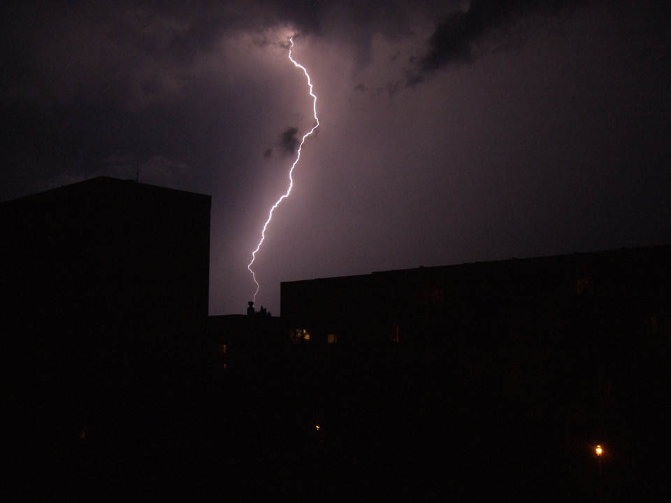 Piorun nad ulicą Cynamonową na Ursynowie, fot. Andom/Daj znać!