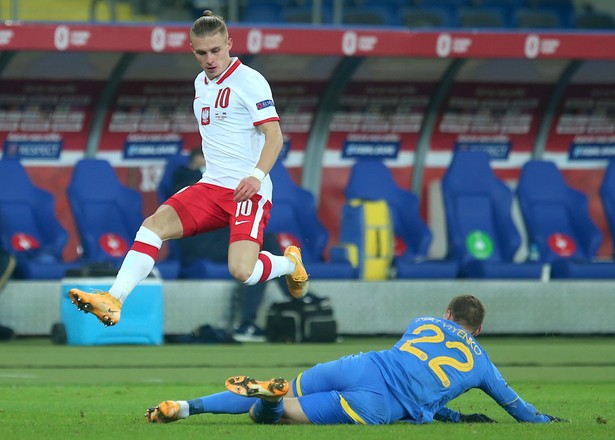 Polak Przemysław Płacheta (L) i Mykola Matviyenko (P) z Ukrainy podczas towarzyskiego meczu piłkarskiego na Stadionie Śląskim w Chorzowie