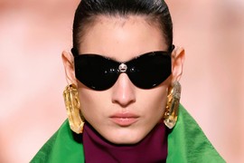 NAJPOŽELJNIJI AKSESOAR ZA 2025: Izgleda kao skupi dizajnerski komad, a zapravo je JEFTIN i žene ga ne skidaju