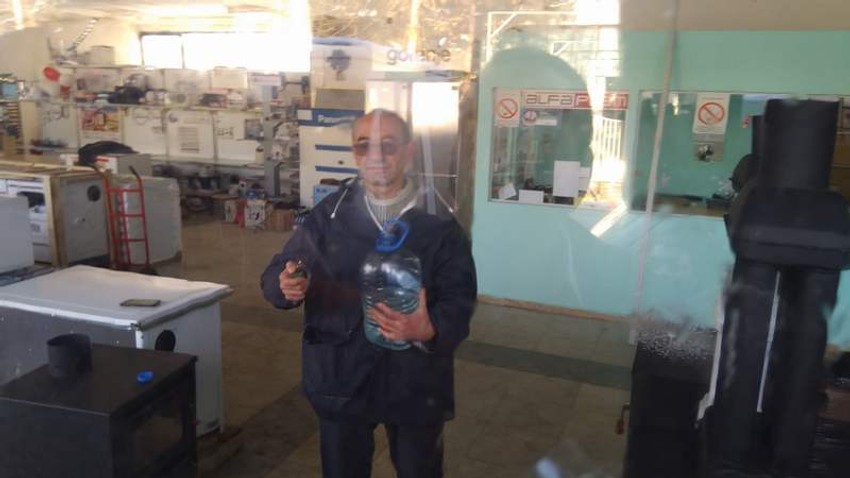 Zoran Ristić zatvorio se u svom lokalu i preti da će se zapaliti