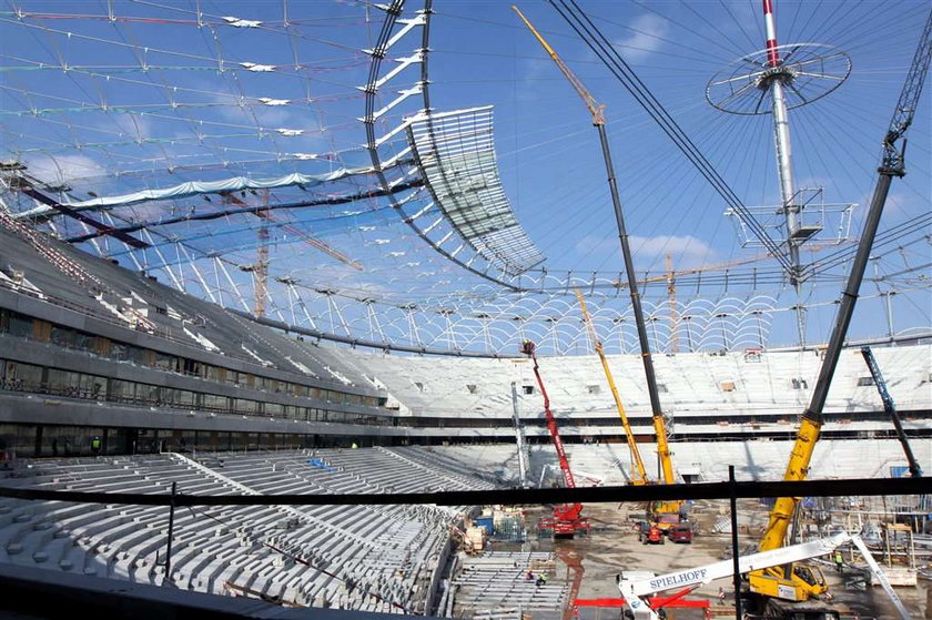 Trwa montaż dachu na Stadionie Narodowym w Warszawie