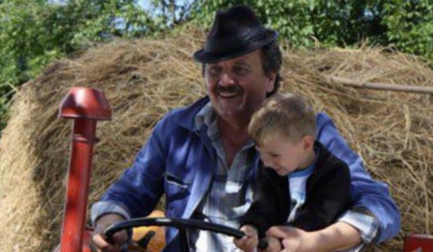 Mali Toma, Selo gori, a baba se češlja