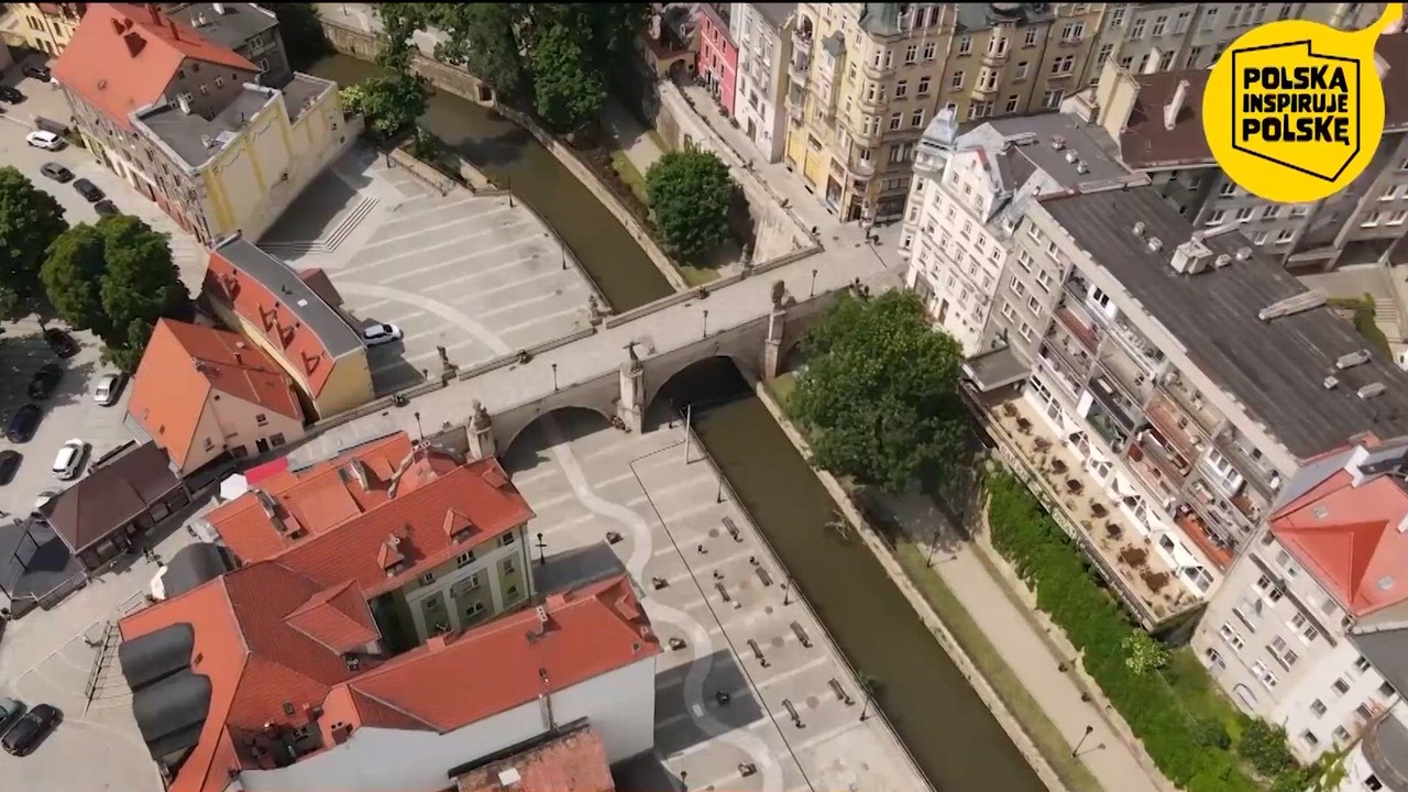 "Polska inspiruje Polskę" w odradzającym się po powodzi Kłodzku. Miasto urzeka i czeka na turystów