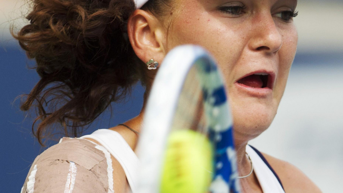 Rozstawiona z numerem 13. Agnieszka Radwańska przegrała 2:6, 7:5, 2:6 z Samanthą Stosur (nr 10) w półfinale turnieju WTA w Toronto (z pulą nagród 2,05 mln dolarów). Polka nie miała wiele do powiedzenia w starciu z mocno i pewnie zagrywającą rywalką.