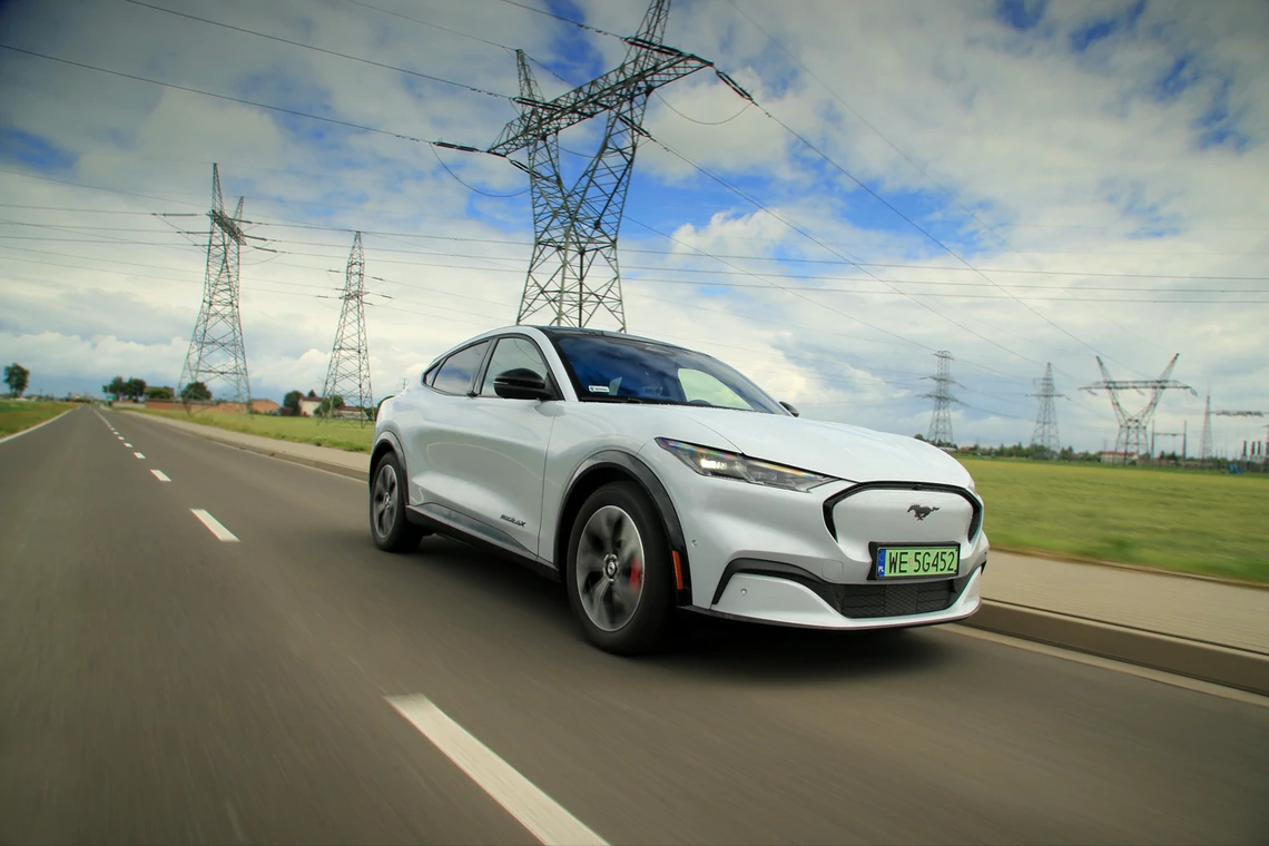 Mustang Mach-E to elektryczny SUV, który dzięki mocnemu silnikowi zapewnia świetne osiągi, a duża bateria oferuje niezły zasięg (przy zużyciu 21 kWh/100 km ok. 420 km).